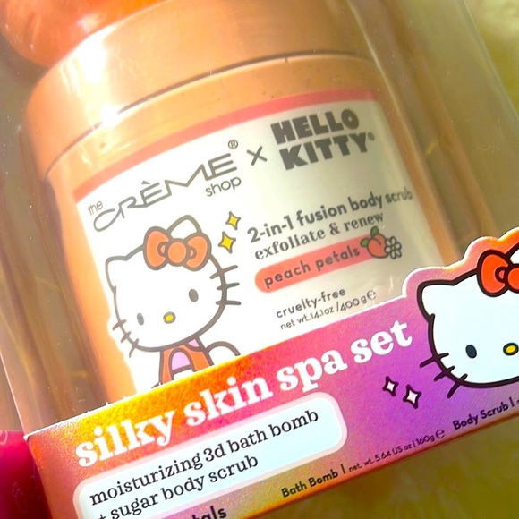 🎀NIB/HELLOKITTY Silky skin SpaSet in PeachPetals Includes bath bomb/suga… - Picture 3 of 11